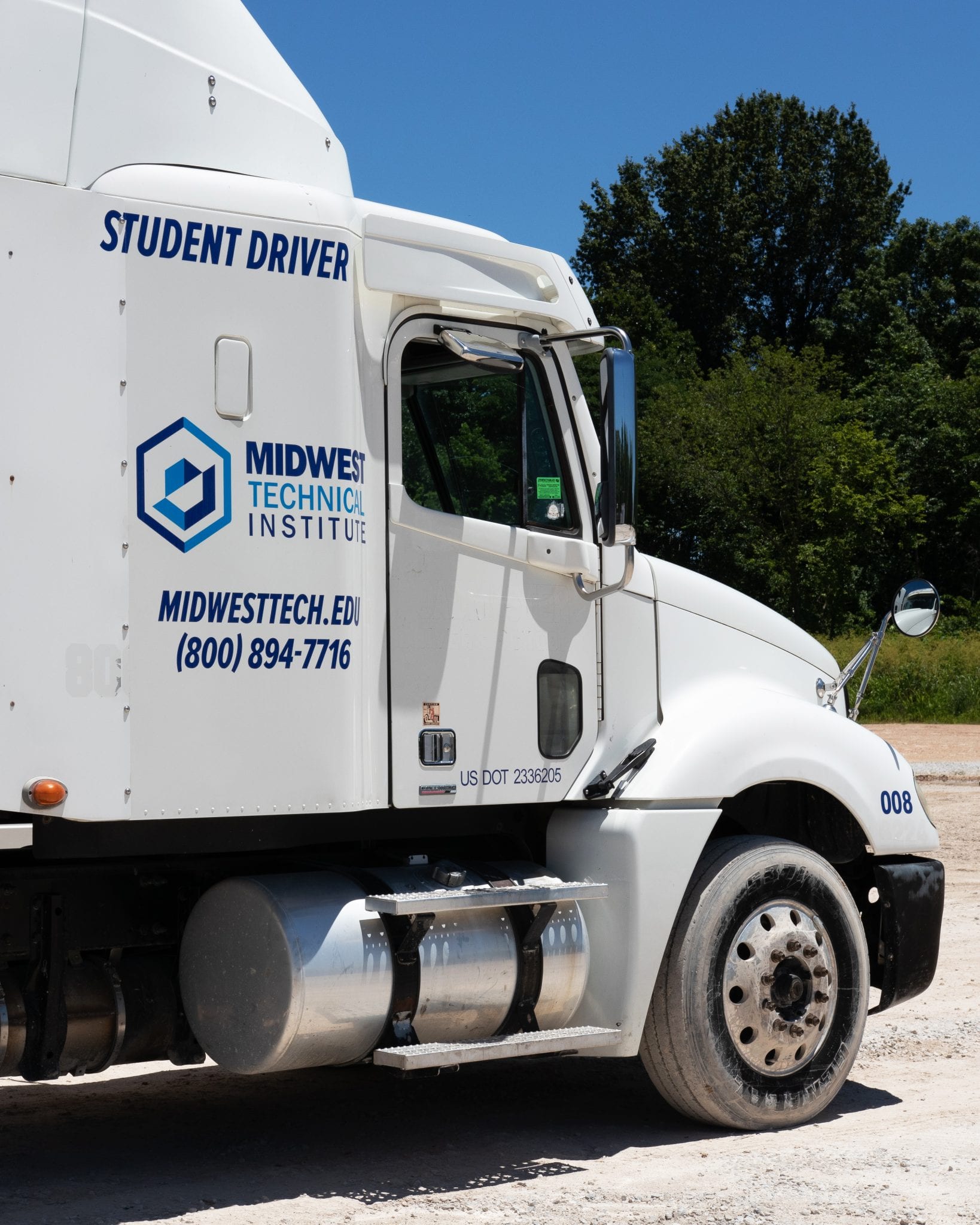 MTI_Professional_Truck_Driving_MobileHero_Image MTI_Professional_Truck_Driving_MobileHero_Image