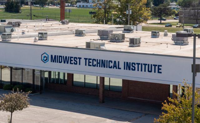 Aerial shot of Moline, Illinois campus building.